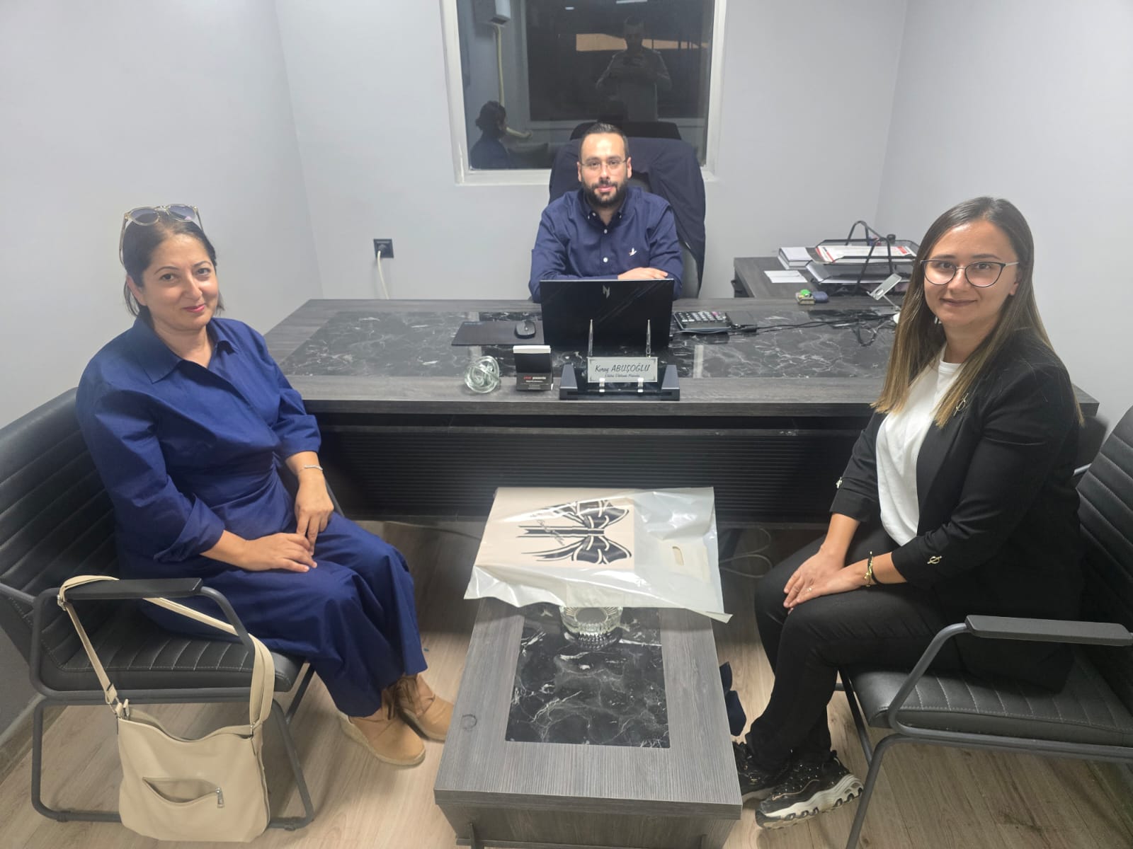 ŞUBE BAŞKANIMIZ İSLİM ARIKAN, LİNYE MÜHENDİSLİK YÖNETİM KURULU BAŞKANI MESLEKTAŞIMIZ KORAY ABUŞOĞLU VE MESLEKTAŞIMIZ BÜŞRA ABUŞOĞLU’NU İŞ YERLERİNDE ZİYARET ETTİ.