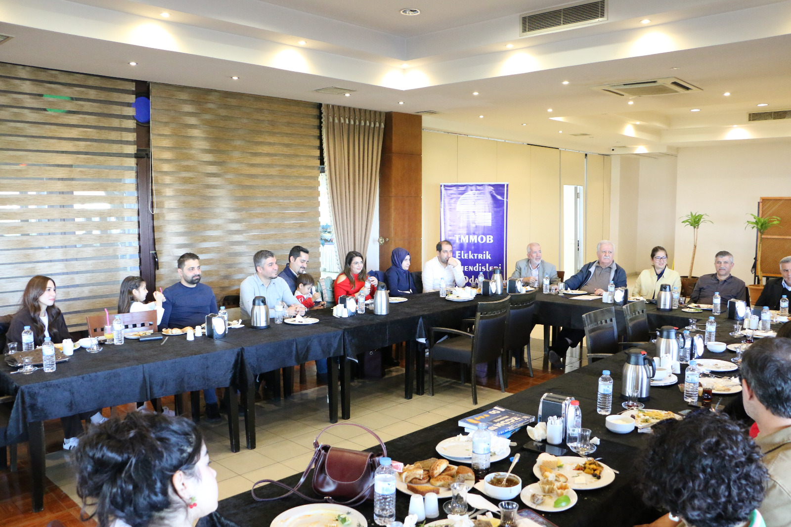ŞUBEMİZ, MARMARA`DA BULUNAN ÜNİVERSİTELERİN 2. GRUP MEZUNLARINI  BİR ARAYA GETİRDİ.
ŞUBE YÖNETİM KURULUMUZ, 16 KASIM PAZAR GÜNÜ GAÜN SEYİR TEPESİ KAFE’DE, DAYANIŞMA, FİKİR ALIŞVERİŞİ VE İLETİŞİMİ GÜÇLENDİRMEK İÇİN KAHVALTI PROGRAMINDA BİR ARAYA GELD