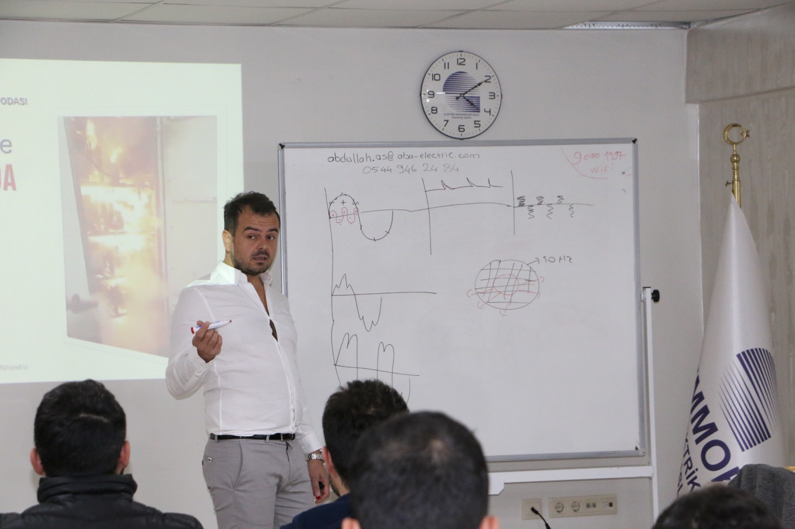 ŞUBEMİZDE, MÜHENDİSLİKTE UYGULAMA EĞİTİMLERİ KAPSAMINDA``HARMONİKLERLE GELEN TEHLİKE KOMPANZASYON PANOLARINDA YANGIN VE İŞ KAZALARI  EĞİTİMİ `` TAMANLANDI. EĞİTMENİMİZ ELEKTRİK- ELEKTRONİK MÜHENDİSİ SN. ABDULLAH AS `A DEĞERLİ KATKILARINDAN DOLAYI ÇOK
